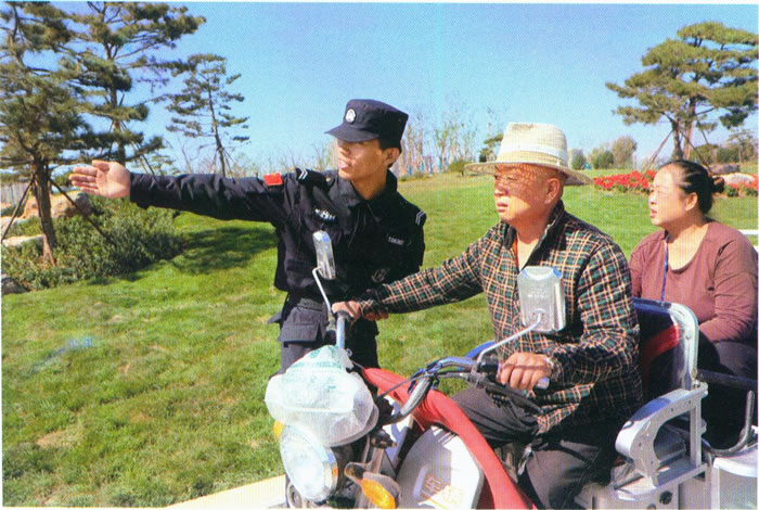 保安員為游客指引道路