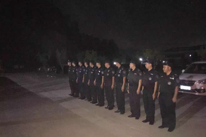 連夜準(zhǔn)備工作的保安員